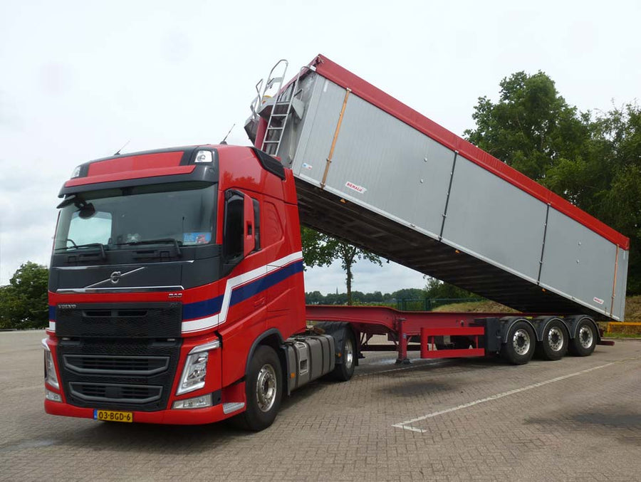 Kipper-trailervrachtauto voor het bezorgen van straatzand