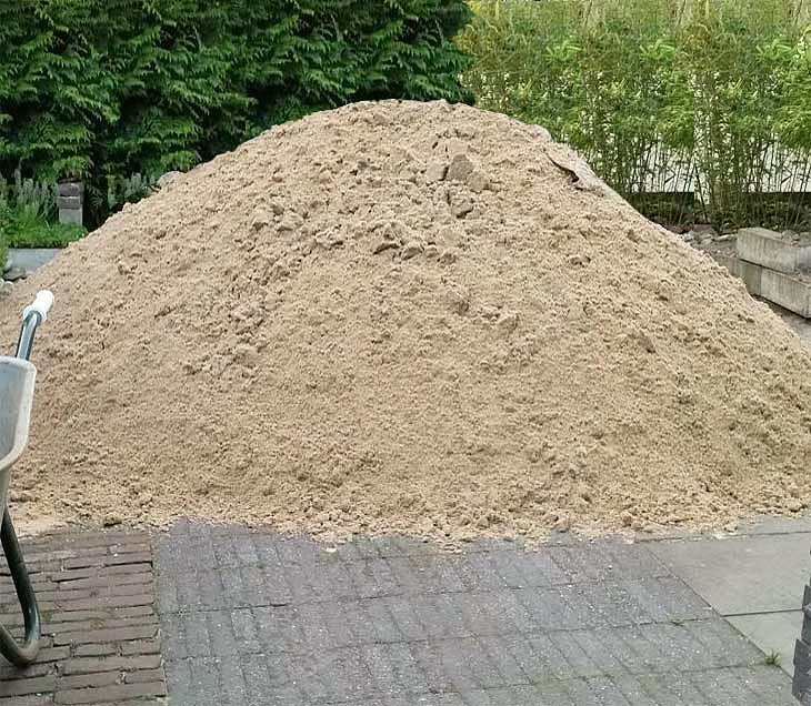 Straatzand wordt los gestort op de afleverlocatie